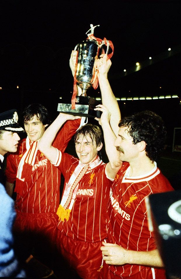 Năm 1984. Một danh hiệu nữa cho bộ ba Scotland, Hansen, Dalglish và Souness - họ đoạt Milk Cup.